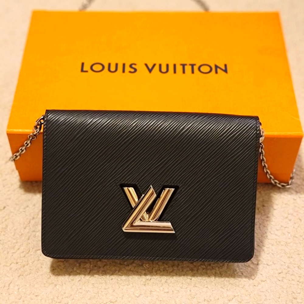 Louis Vuitton Twist Wallet on Chain bag
